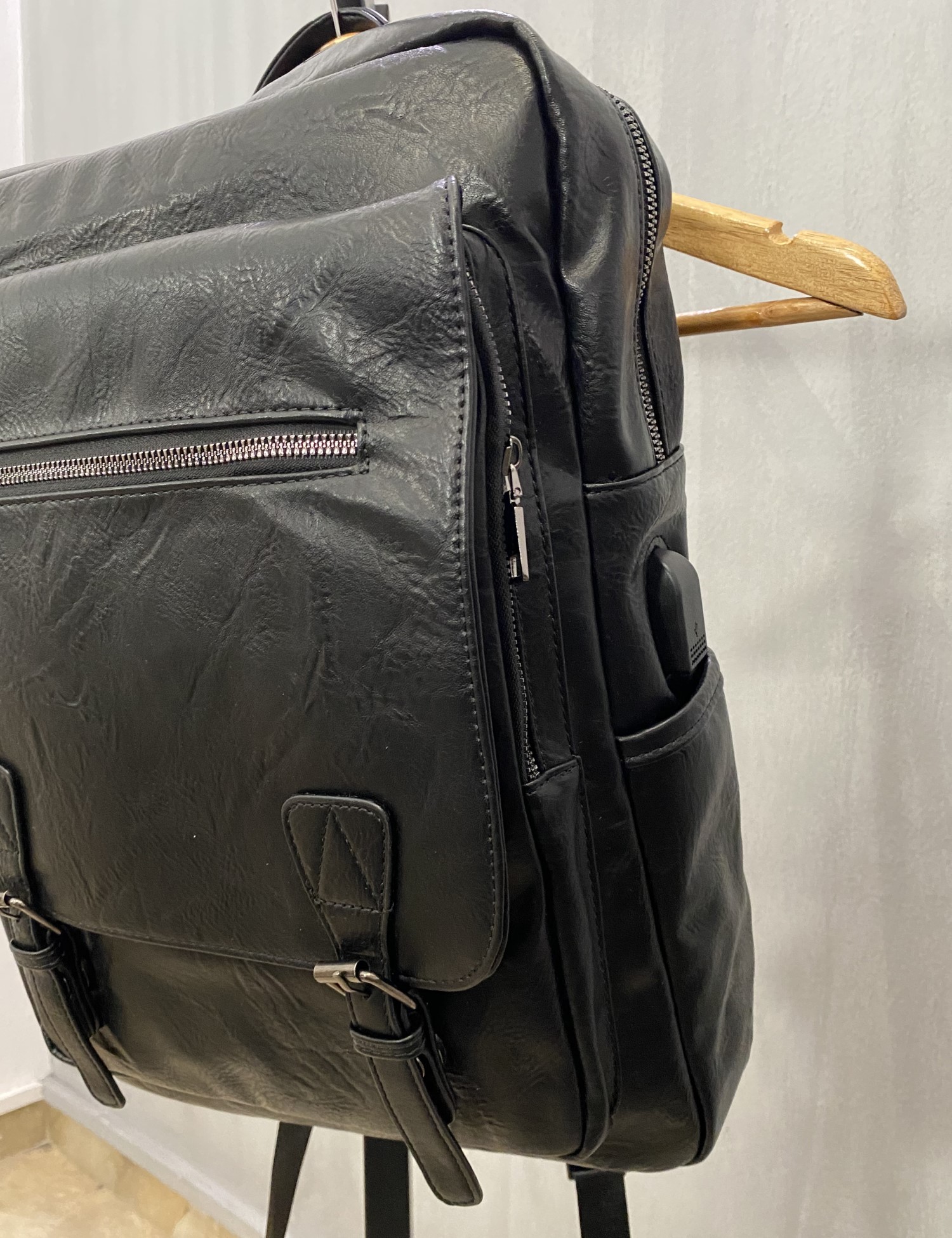 Ανδρικο μαύρο Back Pack δερματίνη με εξωτερική τσέπη B9640105M φωτογραφία